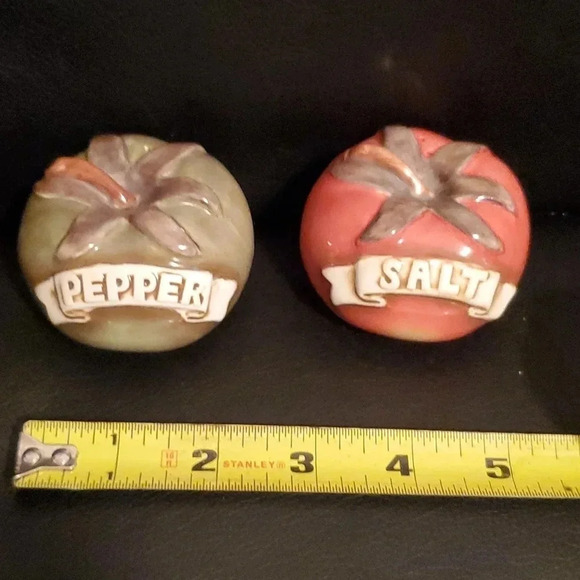 Tomato salt and pepper shakers - Picture 3 of 4